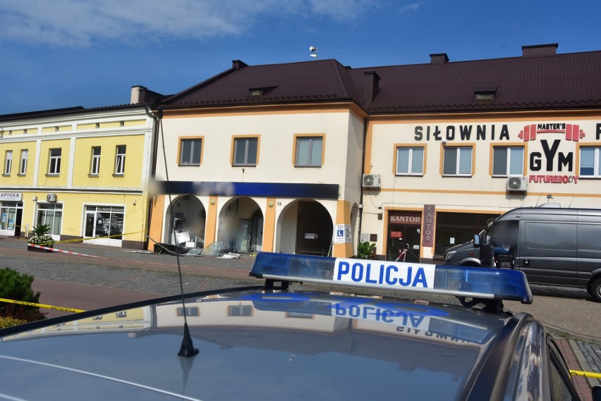 Ktoś w centrum Żabna wysadził bankomat. Policjanci szukają sprawców eksplozji pod Tarnowem. Mamy zdjęcia!