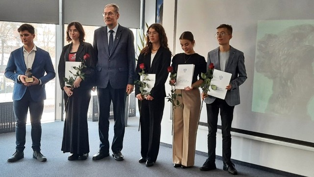 Nagroda Dolnośląskiego Kuratora Oświaty „Orzeł Dolnośląski” kierowana jest do twórczych i aktywnych uczniów szkół ponadpodstawowych województwa dolnośląskiego.