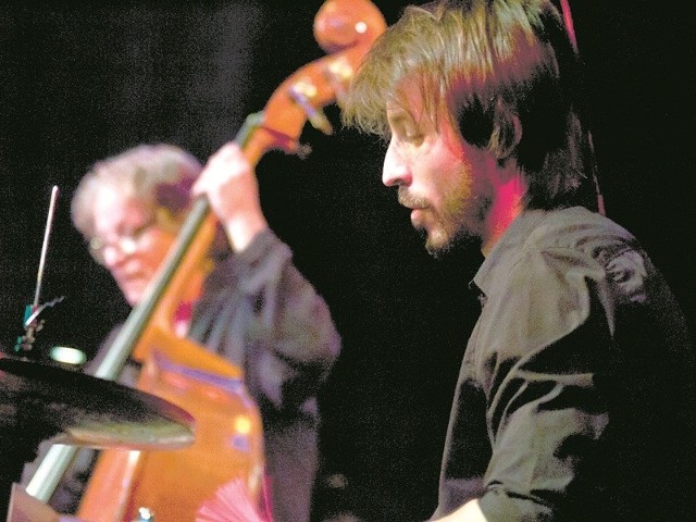 Lech Wieleba (w tle) i Paweł Wieleba z zespołem zachwycili publiczność swoim projektem Poetic Jazz.