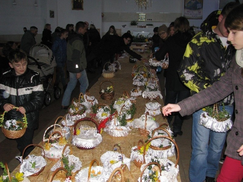 Mieszkańcy przyszli na święcenie potraw w kościele św....