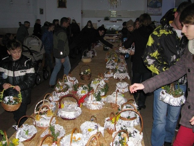 Mieszkańcy przyszli na święcenie potraw w kościele św. Wojciecha całymi rodzinami