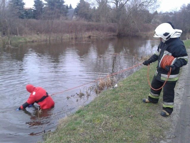 Strażacy przeszukali kanał Chełst w Łebie. W poniedziałek zaginął mężczyzna.