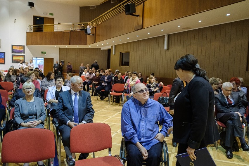 Tarnów. Dzień Pracownika Socjalnego. Wręczono odznaczenia Prezydenta RP [ZDJĘCIA]  