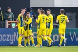 Fortuna 1. Liga. Arka Gdynia pozostaje na zwycięskiej ścieżce! Triumf żółto-niebieskich w Niepołomicach