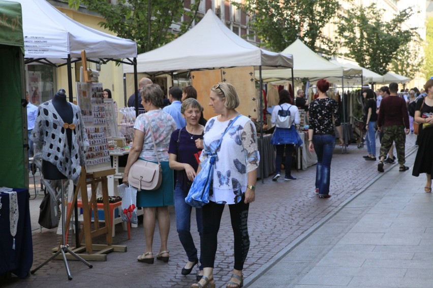 Rzeka rzeczy. Pierwszy pchli targ na woonerfie w ul. Traugutta [ZDJĘCIA]