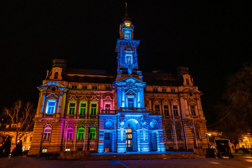 Nowy Sącz. Ratusz w kolorowych barwach. Próbna iluminacja świetlna [ZDJĘCIA]