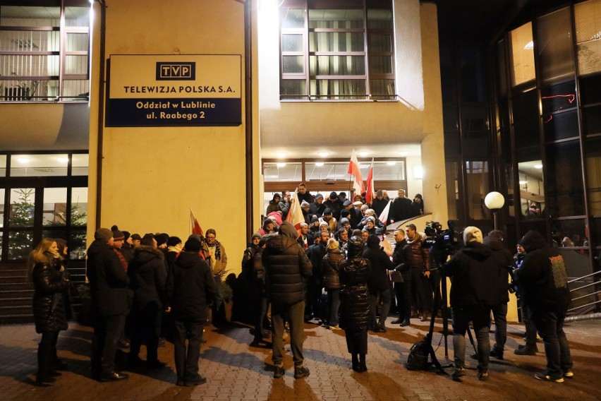 Przed siedzibą TVP3 Lublin odbył się protest po decyzji ministra kultury. Zdjęcia 