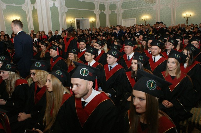 W poniedziałek w Auli Magna w Pałacu Branickich 170 absolwentów wydziału lekarskiego Uniwersytetu Medycznego w Białymstoku odebrało dyplomy.