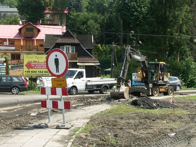 Frezowanie ul. Wyzwolenia w Wiśle to koszmar dla zmotoryzowanych turystów, którzy stoją w gigantycznych korkach