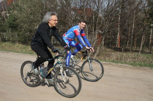 Po nowowytyczonej trasie rowerowej "Romantyczna Przygoda&#8221; jada Prezes Targów Kielce Andrzej Mochoń i znany kolarz, olimpijczyk Zbigniew Piątek.