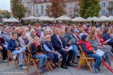 Koncert pieśni patriotycznych na Rynku Kościuszki. Prezydenci rozdawali śpiewniki [ZDJĘCIA]