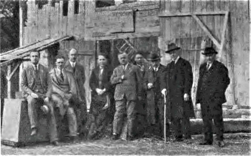 Członkowie komitetu budowy pomnika Sienkiewicza.