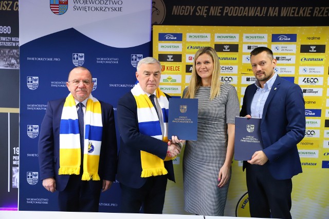 Umowę o współpracy podpisali - od lewej wicemarszałek Marek Bogusławski, marszałek Andrzej Bętkowski, prezes klubu Magdalena Szczukiewicz i wiceprezes Paweł Papaj.