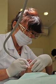 Do zielonogórskiego Aldemedu przychodzi dziennie około 40 "prywatnych" pacjentów. Na zdjęciu stomatolog Bożena Szcząchor