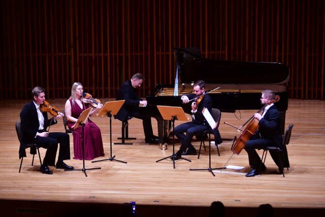 Pierwszymi gośćmi Filharmonii Fortepianowej byli Mariusz Drzewicki - fortepian i  zespół New Art Chamber Soloists.