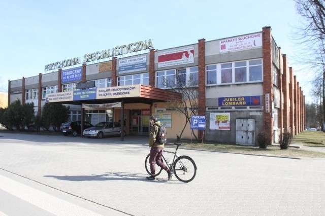 Zakład ma niezależne wejście z zewnątrz, rabusie zaatakowali jednak przez ścianę od strony portierni przychodni.