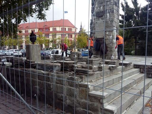W czwartek rozpoczął się remont kapitalny pomnika znajdującego się na placu Zwycięstwa w Słupsku. Powoli znika cokół na którym stoi pomnik. Rozebrane elementy granitowe, zostaną wykorzystane na słupskim cmentarzu komunalnym.