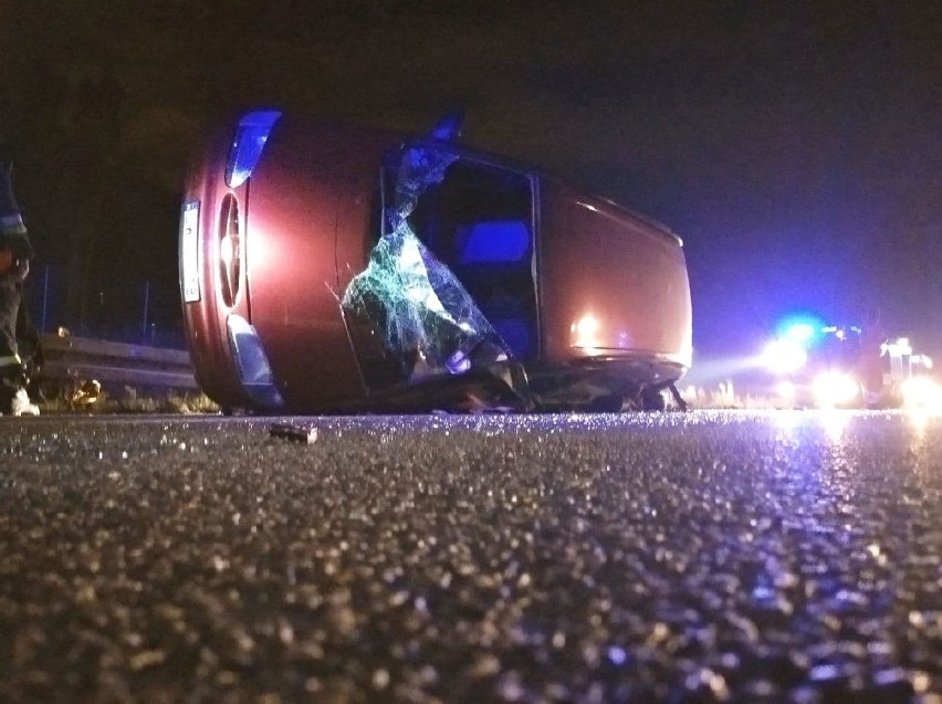 Wypadek na autostradzie - wiózł rodzinę, nie miał uprawnień. ZDJĘCIA