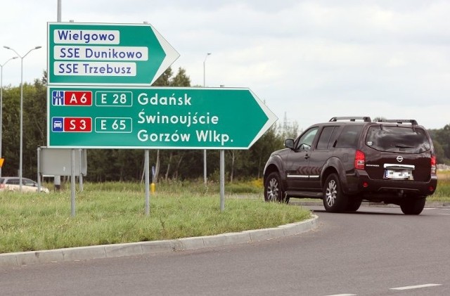 Na nowym rondzie w Dąbiu kierowcy już wiedzą, że Nowoprzestrzenną dojadą do węzła na autostradzie, a dalej do Gdańska, Świnoujścia czy Gorzowa.