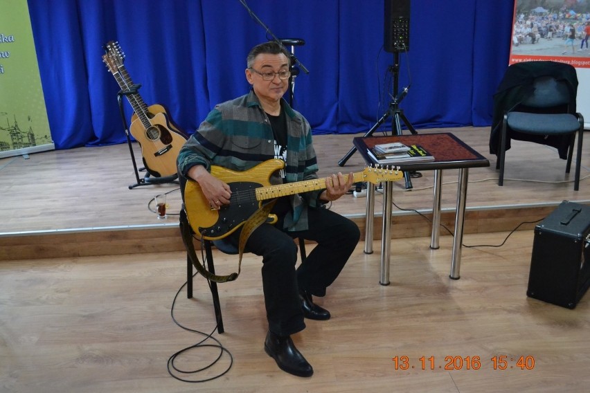 W Aleksandrowie Kujawski artysta uczył gry na gitarze