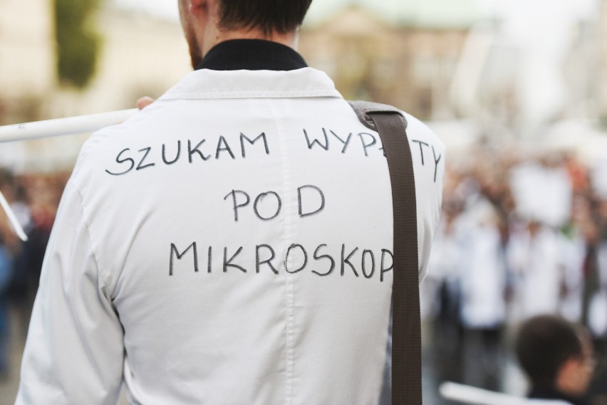 Czarny piątek w ochronie zdrowia. Protest w czarnych koszulkach. Pracownicy medyczni czują się oszukani przez ministra zdrowia