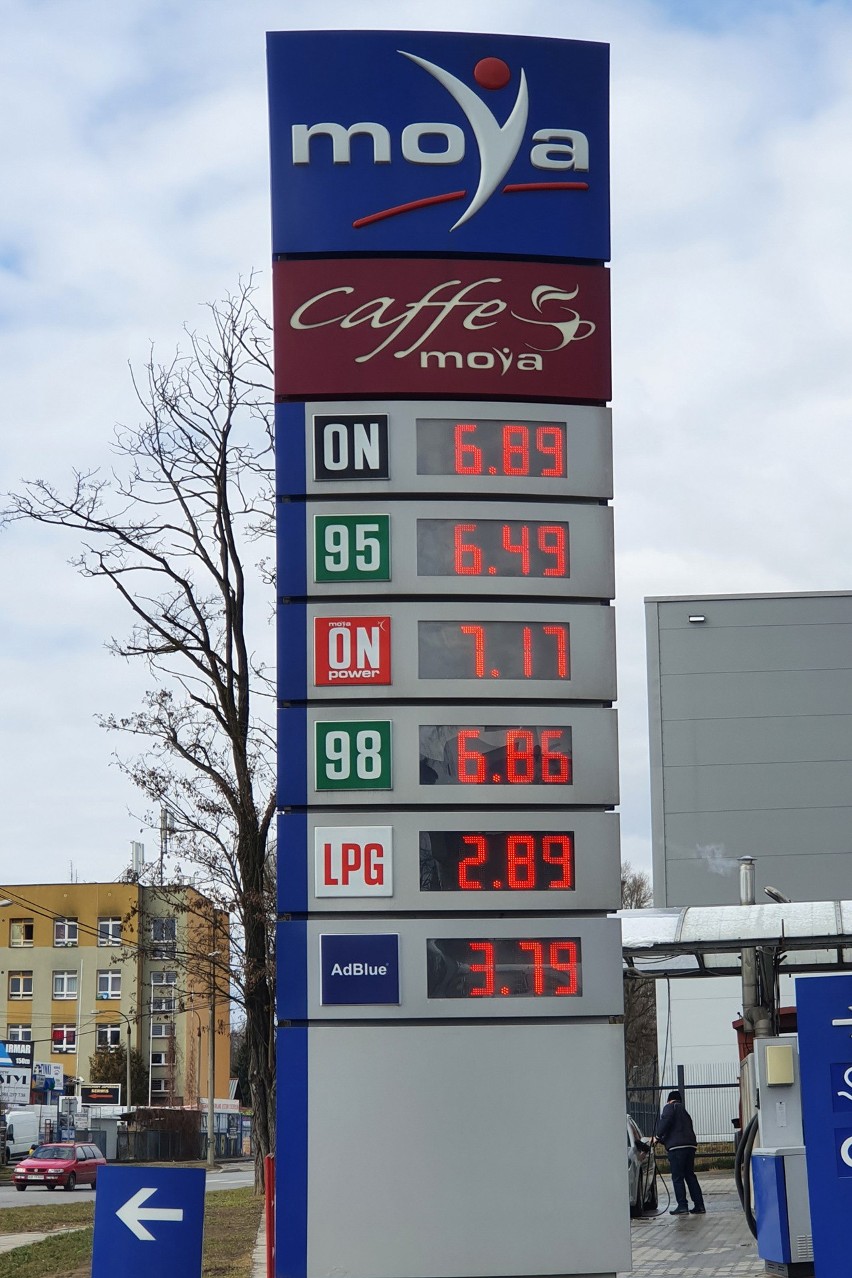 Kraków. Padają smutne rekordy cen paliwa. Za litr ropy na niektórych stacjach trzeba zapłacić już prawie 7 zł [ZDJĘCIA]