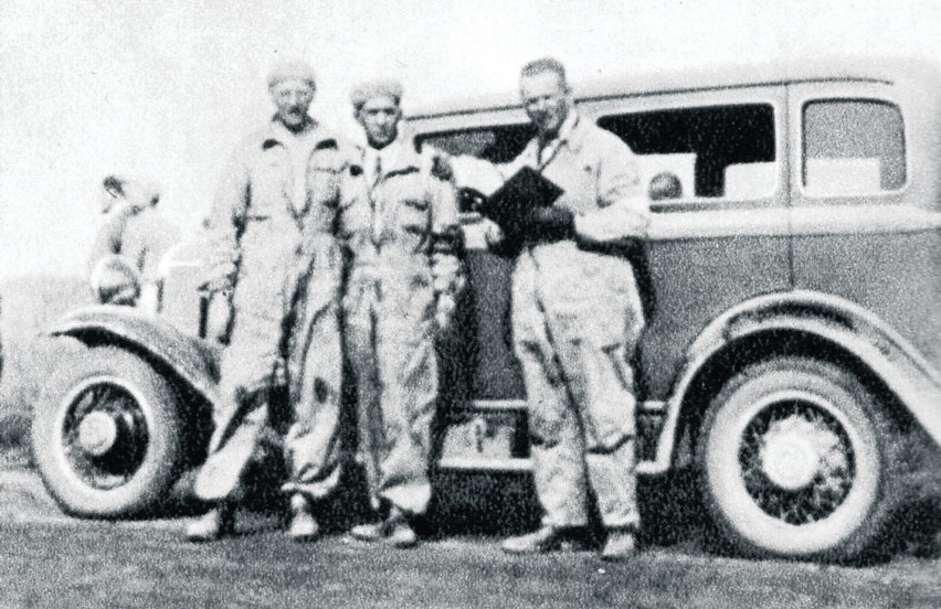 Załoga: Witold Rychter (z lewej) i Jerzy Wędrychowski oraz...