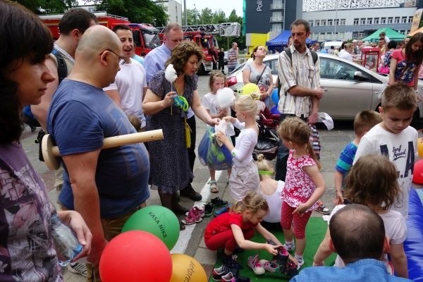 Warsztaty, koncerty, spektakle i wielki rodzinny piknik to atrakcje przygotowane na tegoroczne obchody Międzynarodowego Dnia Dziecka w Łodzi. W tym roku najmłodsi łodzianie świętować będą dwa dni w sobotę 1 czerwca i niedzielę 2 czerwca. Imprezy będą miały charakter pikniku rodzinnego. Początek w sobotę o godz. 12 w pasażu Schillera i przy ul. Piotrkowskiej.W godzinach 12-17 przy 40 stanowiskach będzie można pomalować sobie buzię, wykonać rysunek, czy inną pracę plastyczną. Do dzieci skierowane są warsztaty, zabawy i animacje a także pokazy artystyczne i edukacyjne. Przewidziane są dodatkowe atrakcje: dmuchańce, trampoliny, pokazy pojazdów policyjnych i strażackich, minikort tenisowy, wioska indiańska, czy namiot sferyczny z technologią VR. Ponadto przez cały dzień najmłodsi będą mogli spotkać baśniowe postacie, szczudlarzy i cyrkowców, którzy w pobliżu pasażu Schillera będą animować do zabaw i pozować do zdjęć. W samo południe, pasaż zamieni się w pokład statku Kapitana Haka,a publiczność ruszy w podróż po wszystkich kontynentach w poszukiwaniu wielkiego skarbu. Wszystko za sprawą Teatru Piccolo, który o godz. 12.00 zaprezentuje bajkę o piratach. Partnerzy wydarzenia przygotowują też prezenty dla dzieci i konkursyz nagrodami oraz wiele atrakcji, m.in.:- warsztaty (stolarskie, taneczne, sportowe i gimnastyczne, ekologiczne, muzyczne i modelarskie),- pokazy (umundurowani żołnierze z I WŚ, taniec na kole cyrkowym, występy tancerzy i instruktorów łódzkich szkół tanecznych, minikoncerty, występy cyrkowców, prezentacja sprzętu do ratowania zwierząt Animal Patrolu oraz wystawa kotów),- edukacyjne zabawy (łamigłówki przygotowane przez Uniwersytet Łódzki, animacje Eko Patrolu, Policji i Straży Miejskiej, zagadki logiczno-matematyczne, nauka języka angielskiego oraz podróże kulturowe, np. przebieranie w indyjskie sari, zabawa indiańskimi rekwizytami), - malowanie henną i ozdabianie twarzy, składanie zwierzątek z balonów, popcorn i słodki poczęstunek dla najmłodszych