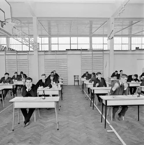 Uczniowie nowohuckiego technikum zdający maturę 1 czerwca 1970 roku. Na egzaminie z polskiego mogli wybrać np. temat "Obrazy krzywdy społecznej i ich ideowa wymowa w znanych ci utworach Stefana Żeromskiego" lub "Protest przeciwko wojnie i jej zbrodniom w znanych ci utworach literatury współczesnej". Natomiast w maju 1974 r. - co odnotowywał "Dziennik Polski" - spośród 4914 maturzystów z liceów w województwie krakowskim najwięcej osób wybrało temat: "Jaką rolę dla pokoleń Polaków spełniała wielka literatura romantyczna?". Popularny był też temat piąty - "Które utwory 30-lecia PRL uważasz za cenny wkład do naszej literatury?".