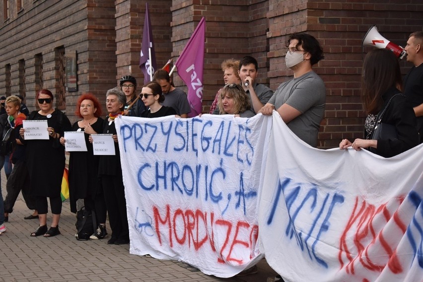 Wrocław: Protest pod komendą policji. “Hańba” i “bandyci” skandowali protestujący [ZDJĘCIA]