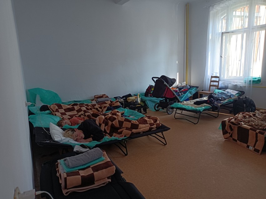 Gdańsk: Ekspresowo przygotowany ośrodek dla uchodźców z Ukrainy działa od poniedziałku. Pomaga im znaleźć się w nowym życiu