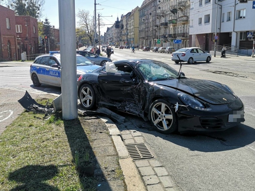 Wypadek we Wrocławiu na skrzyżowaniu Trzebnickiej z Zakładową. Luksusowe porsche roztrzaskane [ZDJĘCIA]