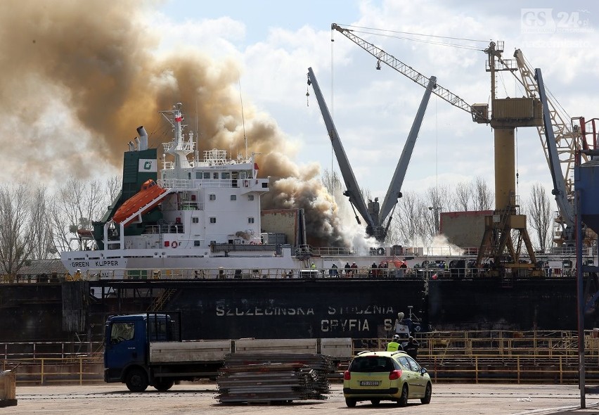 Wielki pożar statku i ewakuacja w stoczni Gryfia [wideo]