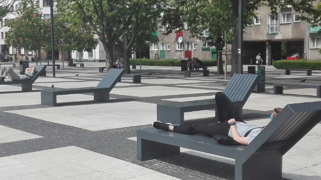 Biegamy, pocimy się, stresujemy. A gdybyśmy mieli w mieście leżaki całoroczne, może byśmy się zatrzymali i zrelaksowali. Choć chwilę. Mieszkańcy Wrocławia tak robią. Czy zielonogórzanie są gorsi? Zabiegani, zalatani. Żyjemy w ciągłym biegu. Ciągle brakuje nam czasu. A przecież czasem wystarczy chwila odpoczynku, by zregenerować siły. - Dobrze, że w mieście pojawia się więcej ławek. I bardzo dobrze, ale przydałyby się także leżaki całoroczne. Byłam we Wrocławiu przed urzędem miasta na placu stoi bardzo dużo takich leżaków – opowiada Barbara Nowak. – Oczami wyobraźni widziałam już takie leżaki na naszym deptaku albo na placu Bohaterów. - Nie ma u nas takiego zwyczaju odpoczywania w mieście jak np. w Anglii czy innych krajach zachodnich – zauważa Tomek Raduś. – A bardzo mi się to podoba. Wszystkie krótko przycięte i zadbane trawniki są oblegane przez elegancko ubrane panie czy panów w garniturach. Może warto i u nas pomyśleć i takich miejscach? - Jeden z klubów swój ogródek urządził z leżakami, hamakami. Klientów im nie brakuje. Widać, zielonogórzanie lubią tak odpoczywać, poczuć wakacyjny, nadmorski klimat – mówi Paulina. – Chcielibyśmy więcej takich miejsc. Okazuje się, że tak jak mieszkańcy Wrocławia, tak i Zielonej Góry będą mogli odpoczywać na leżakach. Gdzie? Całoroczne leżaki mają pojawić się po modernizacji Winnego Wzgórza, a także na powiększonym deptaku. Chodzi o zagospodarowanie placu między teatrem a placem Matejki. Co sądzicie o tym pomyśle? Zobaczcie na następnych zdjęciach, jak wyglądają całoroczne leżaki.Zobacz również: Magazyn Informacyjny Gazety Lubuskiej. Najważniejsze informacje tygodnia:POLECAMY RÓWNIEŻ PAŃSTWA UWADZE:Niesamowite widowisko! Nocny pokaz lotniczy w Przylepie