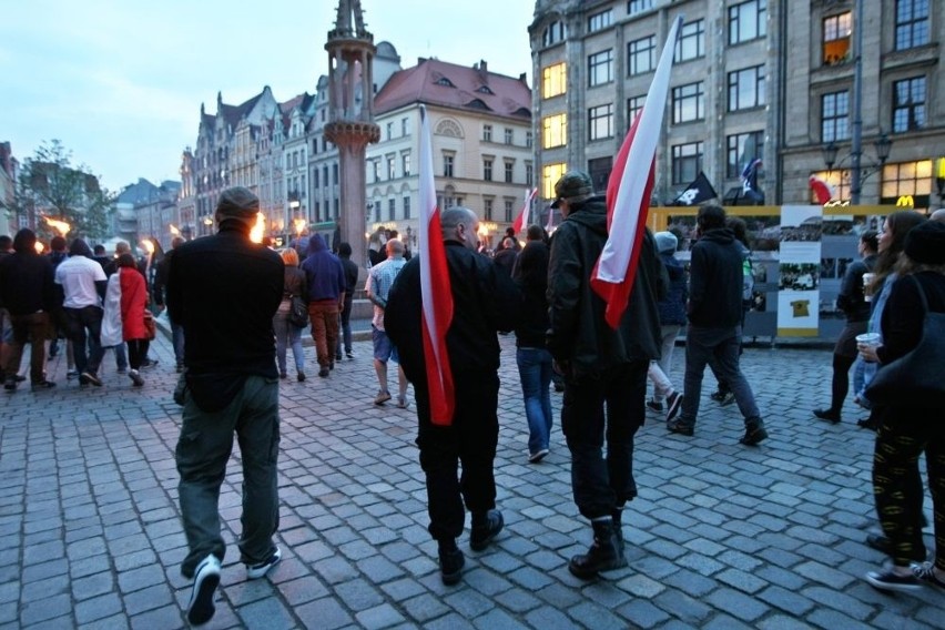 "Precz z eurokomuną" - 200 osób przeszło ulicami Wrocławia (ZDJĘCIA)