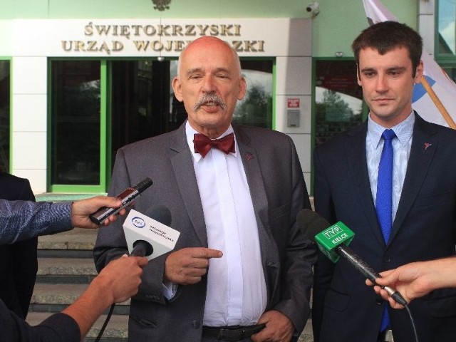 Januszowi Korwin-Mikkemu towarzyszył Dawid Lewicki, prezes Kongresu Nowej Prawicy w Świętokrzyskiem (z lewej). 