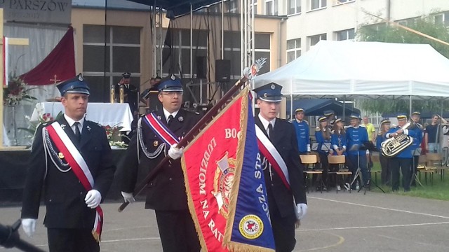 Jednostka Ochotniczej Straży Pożarnej w Parszowie otrzymała nowy sztandar