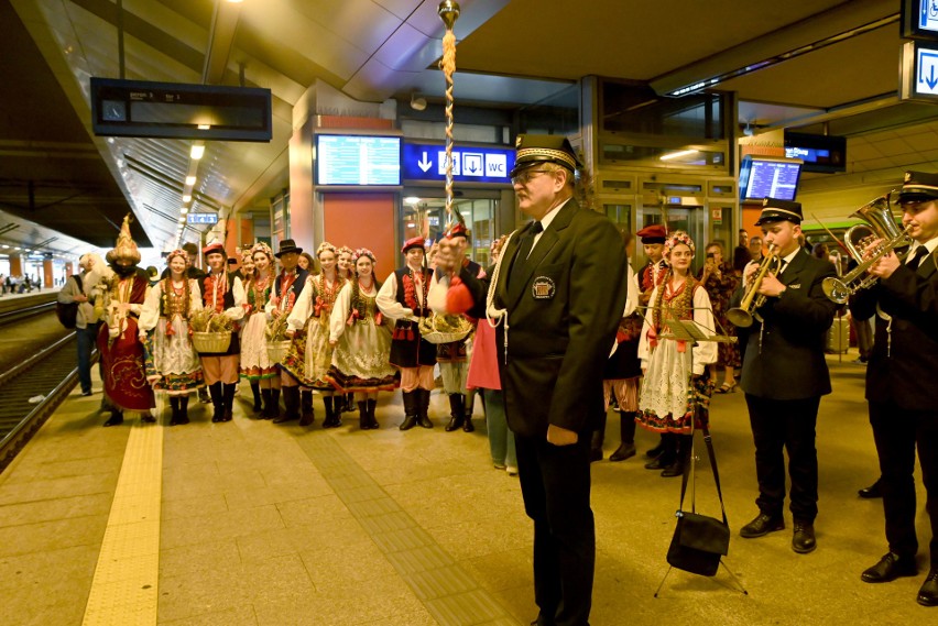 Wakacyjny pociąg kampanii „Daj się ugościć! Odwiedź Kraków. Odkryj Małopolskę” już w Krakowie. Na pokładzie celebryci