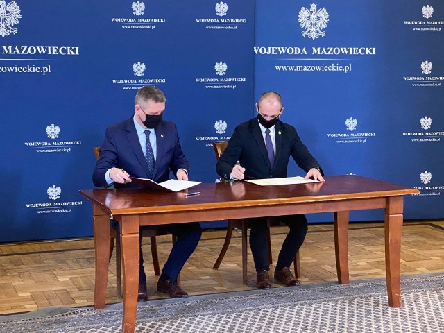 Umowa została podpisana w siedzibie Mazowieckiego Urzędu Wojewódzkiego w Warszawie. Na zdjęciu od lewej: wicewojewoda Artur Standowicz i wójt Arkadiusz Baran.