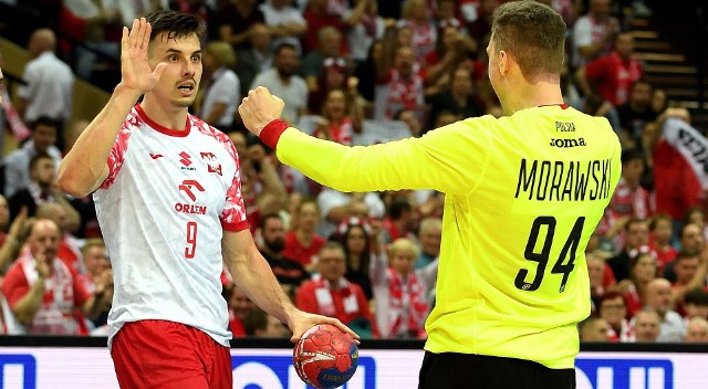 Polscy piłkarze ręczni z dużymi problemami pokonali Włochów i awansowali do przyszłorocznych mistrzostw Europy. Na zdjęciu Szymon Sićko i Adam Morawski.