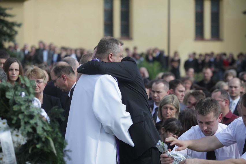 Pogrzeb w Jastrzębiu: Mieszkańcy pożegnali zmarłą rodzinę [LIST POŻEGNALNY]