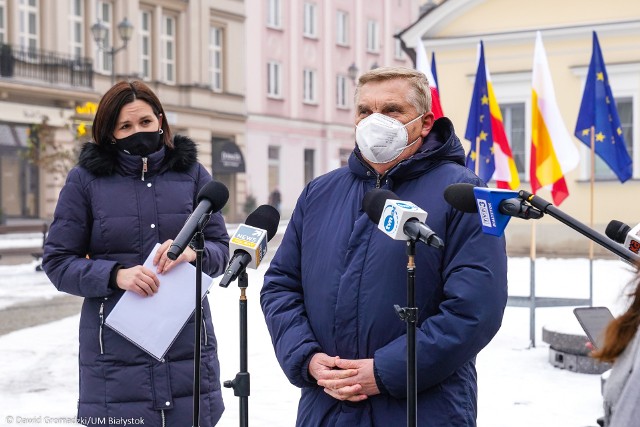 Czy „Oda do radości” stała się utworem zakazanym? I to dla pracowników podległych instytucji, której głównym zajęciem jest dystrybucja unijnych funduszy? - pytał w piątek [11.12.2020] Tadeusz Truskolaski na konferencji przed siedzibą Muzeum Podlaskiego. Uczestniczyli w niej także radny wojewódzki Jarosław Dworzański i szef białostockiej rady miasta Łukasz Prokorym.