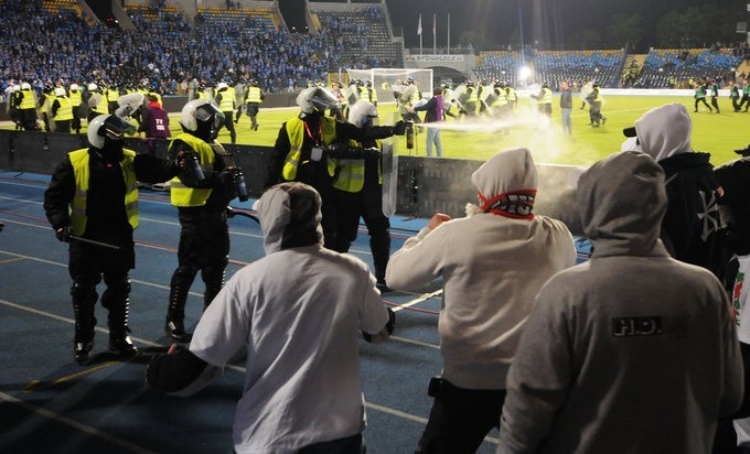 [fotoreportaż] Pseudokibice zdemolowali stadion