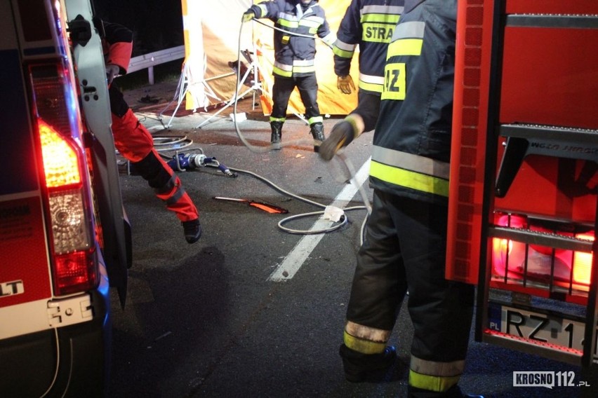 Wypadek w Rogach w powiecie krośnieńskim. W zderzeniu dostawczego mercedesa z fiatem cinquecento zginęły dwie osoby