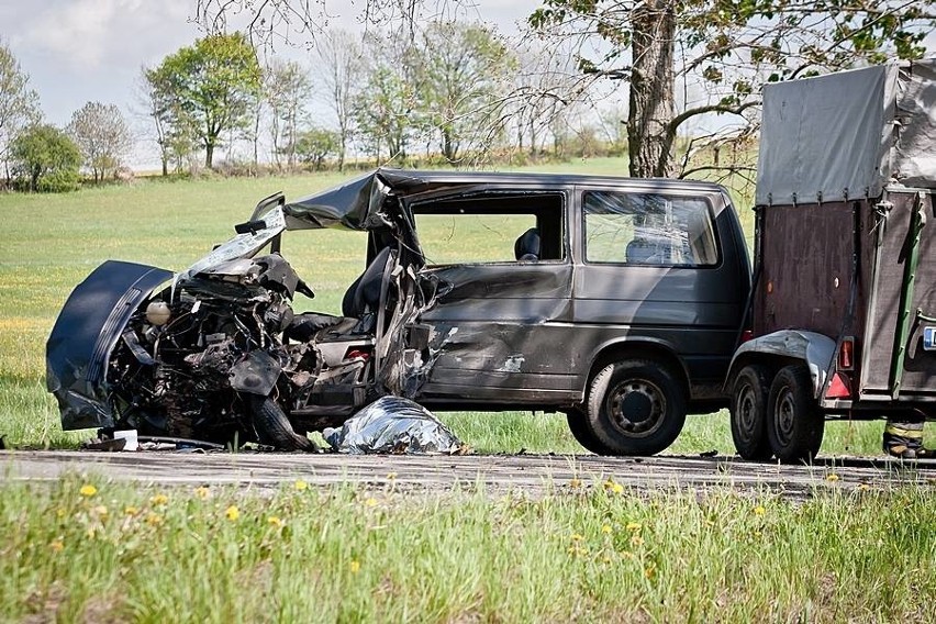 Śmiertelny wypadek na drodze Wałbrzych - Kłodzko. Zginął 43-letni kierowca (ZDJĘCIA)
