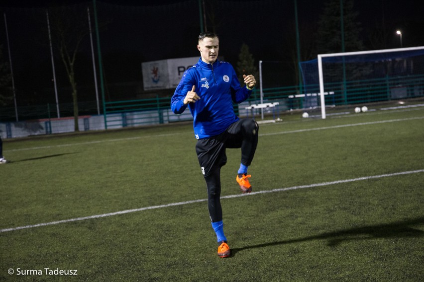 Piłkarze Błękitnych Stargard trenują na stadionie przy ulicy...