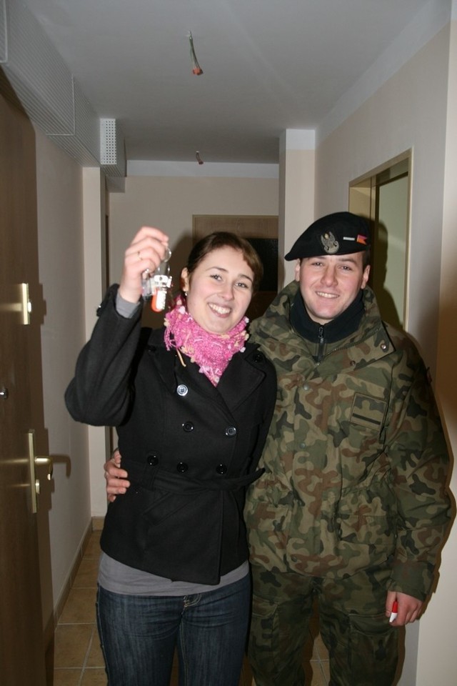 Natalia i Piotr Głuscy mogli wczoraj cieszyć się z nowego M-3. Wreszcie zamieszkają razem w swoim domu.
