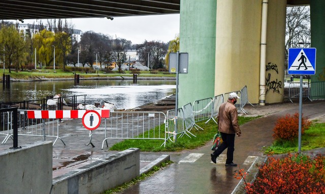 Zamknięcie Mostu Uniwersyteckiego nie jest jedynie kłopotem kierowców. Ze wzglądów bezpieczeństwa zamknięto bulwar pod mostem. Razem z nim - ścieżkę rowerową.