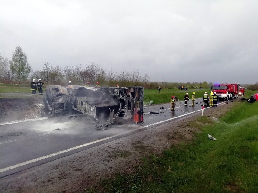 Wypadek na obwodnicy Leżajska. Ciężarówka - cysterna przewożąca olej napędowy po zderzeniu z autem osobowym spłonęła. Nie żyje mężczyzna