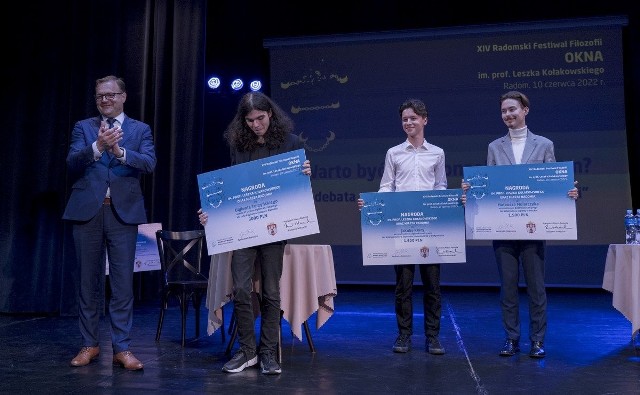 Prezydent Radosław Witkowski wręczył nagrody laueatom Nagrody. Oto oni: od lewej Olgierd Turzyński, Jakub Kloza i Mateusz Mularczyk. Więcej na kolejnych zdjęciach.